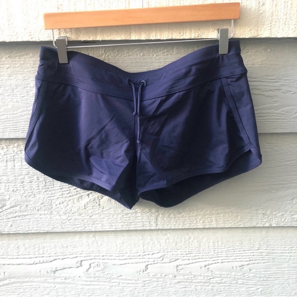 Athleta navy blue athletic shorts
Size Medium